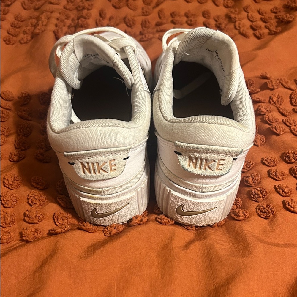 Stylish White Nike Sneakers - Picture 3 of 5